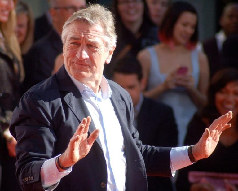 Robert De Niro na wystąpieniu publicznym w plenerze