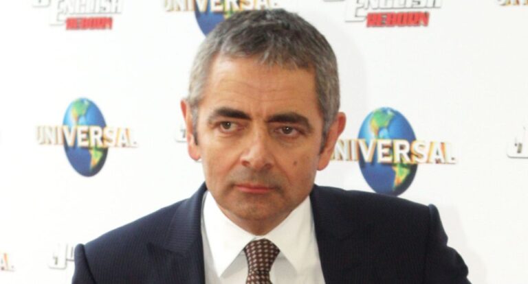 rowan atkinson majątek